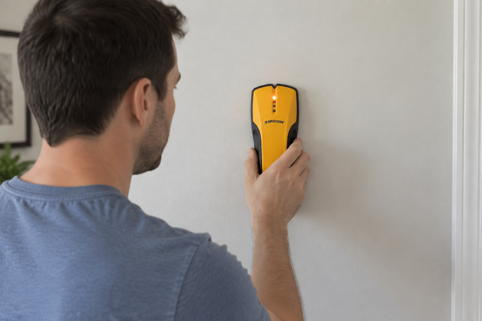 Personne utilisant un détecteur de montants sur un mur