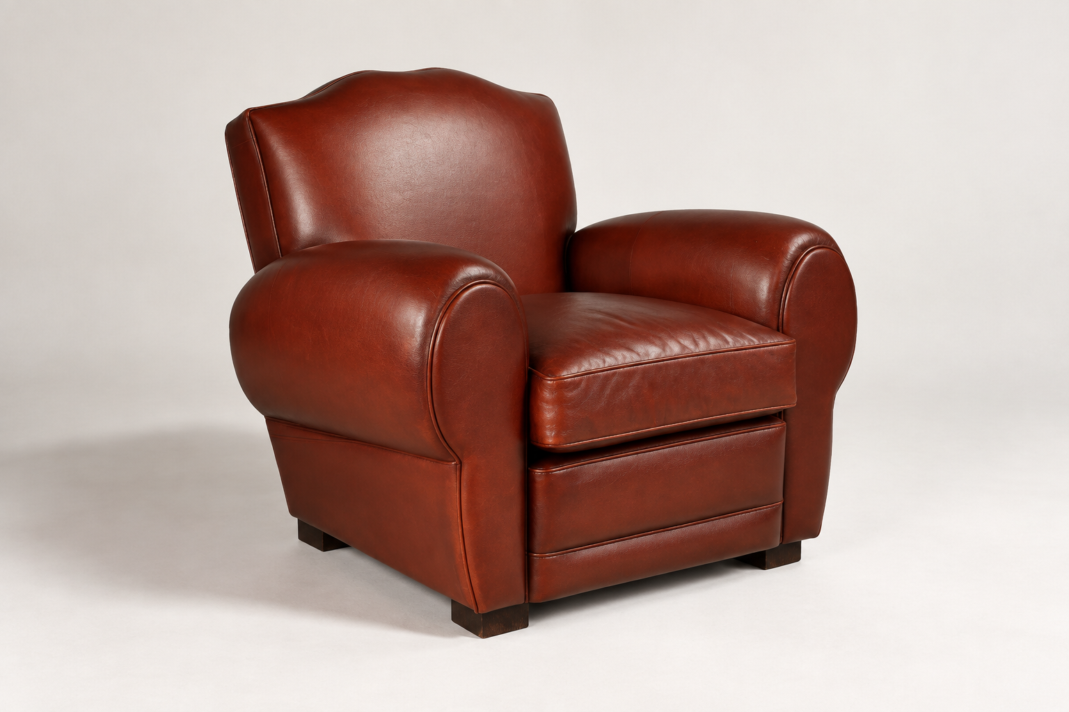 Fauteuil club Grand Moustache en cuir, largeur 95 cm.